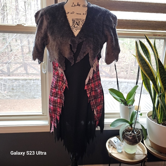 Red and Black She Wolf Costume Size Large - Picture 3 of 8